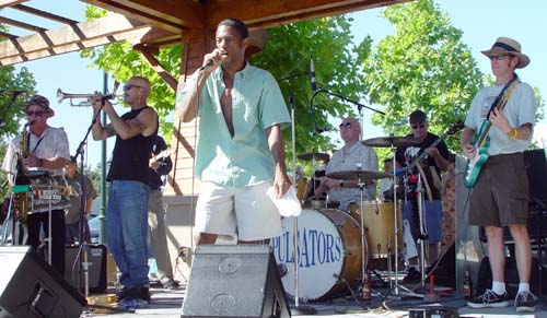 The Pulsators at the Windsor Festival 2004 with Earl Thomas.  Photo: Tina Hannon